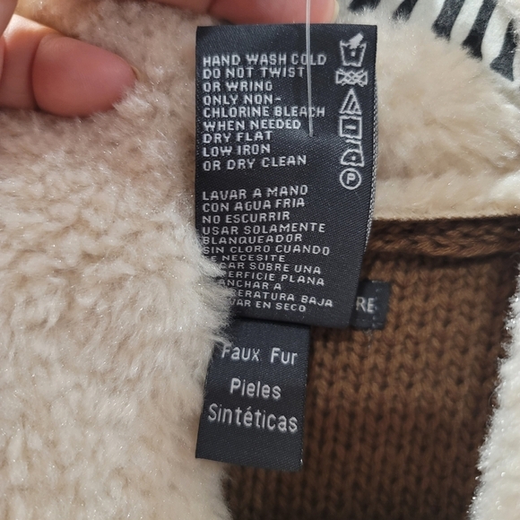 NWT Chelsea & Theodore Faux Fur Vest - S - Picture 6 of 8